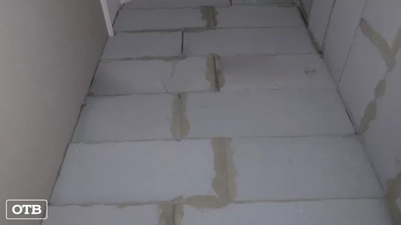 Стена разделила жильцов многоквартирного дома в Екатеринбурге и коммунальщиков