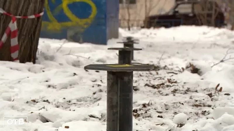 Жители «дома-расчёски» взбунтовались против возведения трёхметрового забора вокруг общежития Горного университета