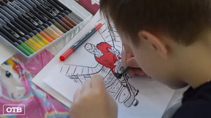 Малыши, которые лечатся от рака, нарисовали эскизы для хоккейных сувениров