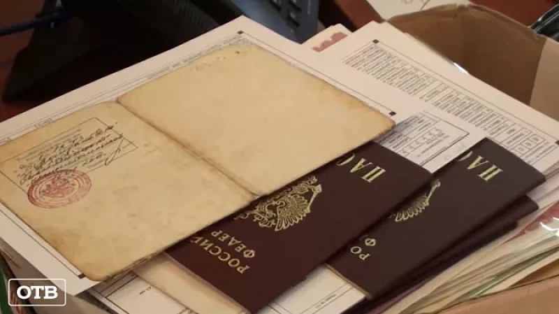 Сотрудники миграционной службы помогли женщине, которая 20 лет жила без документов