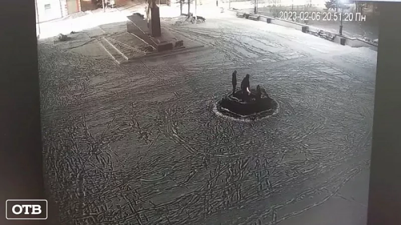 В Краснотурьинске подростки жгли пакеты на Вечном огне