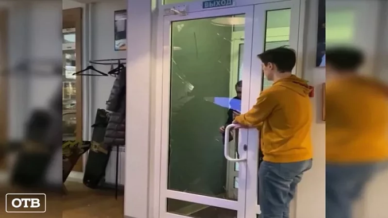 Кровь и битое стекло: дебош в баре Jaws spot в центре Екатеринбурга