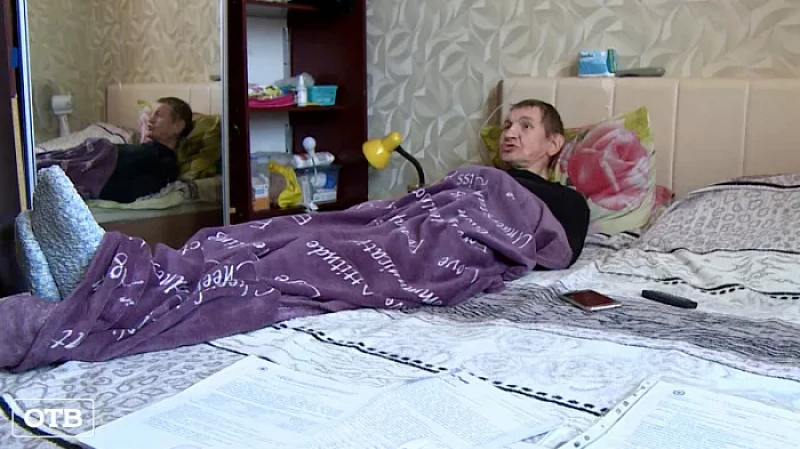 Неравнодушные екатеринбуржцы помогают упавшему с высоты одинокому мужчине