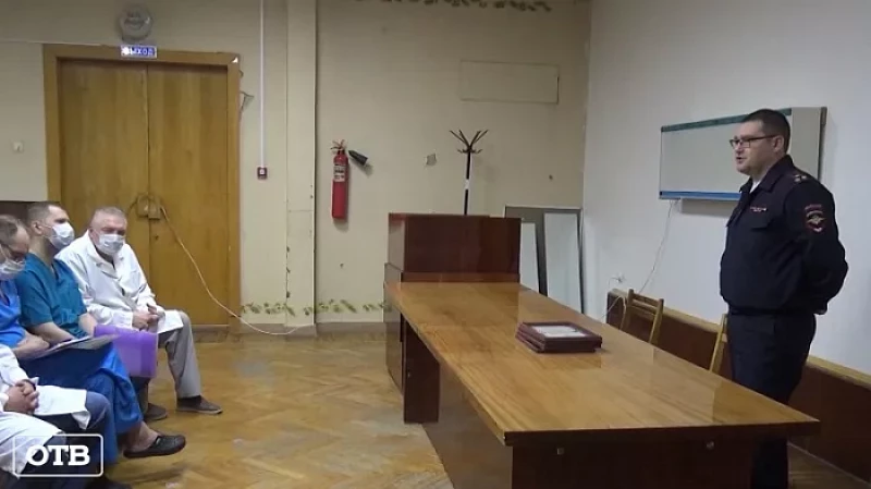 Свердловская Госавтоинспекция наградила врачей, которые спасли женщину после ДТП