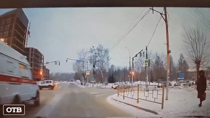 В Берёзовском иномарка протаранила на перекрёстке машину скорой помощи