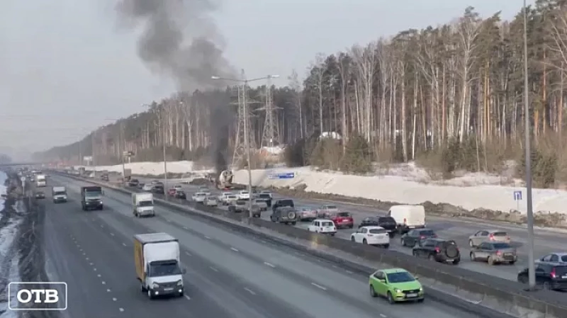 На Кольцовском тракте загорелась бетономешалка и перепугала очевидцев