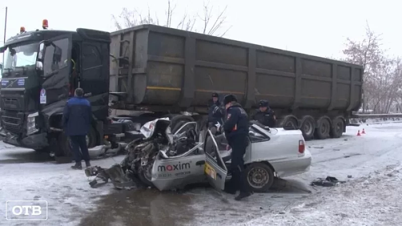 Каменский форсаж: такси залетело под фуру, три человека пострадали
