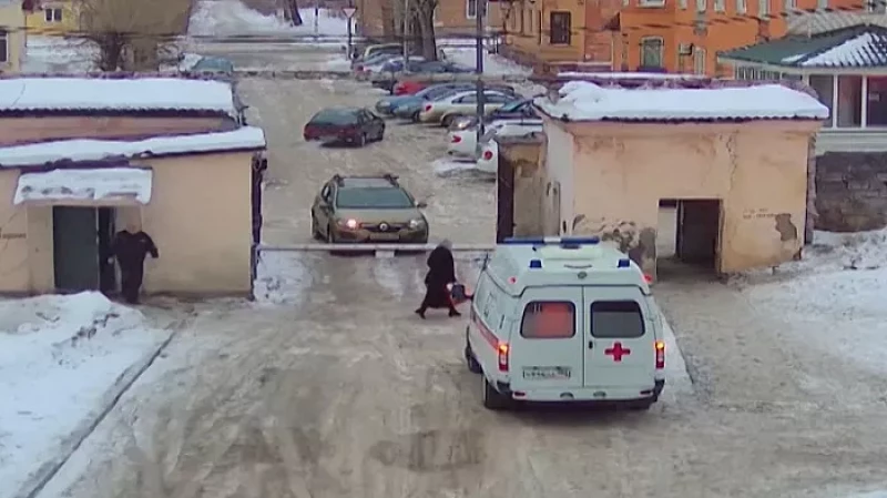 Пошёл на принцип: автохам помешал проехать машине скорой помощи с пациентом в коме