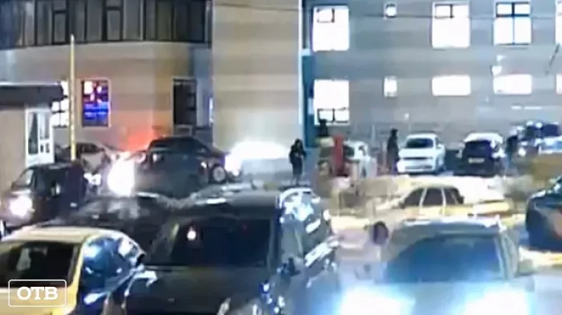 В Екатеринбурге недовольный клиент избил битой директора кадастровой компании