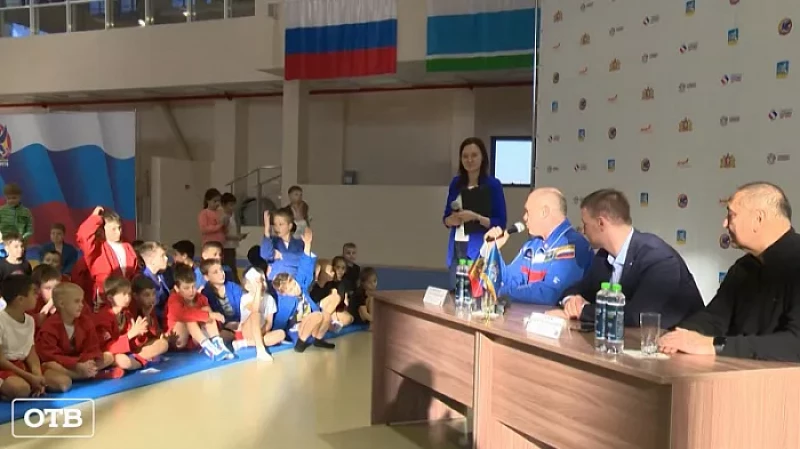 Юные самбисты из Верхней Пышмы встретились с космонавтом Олегом Артемьевым