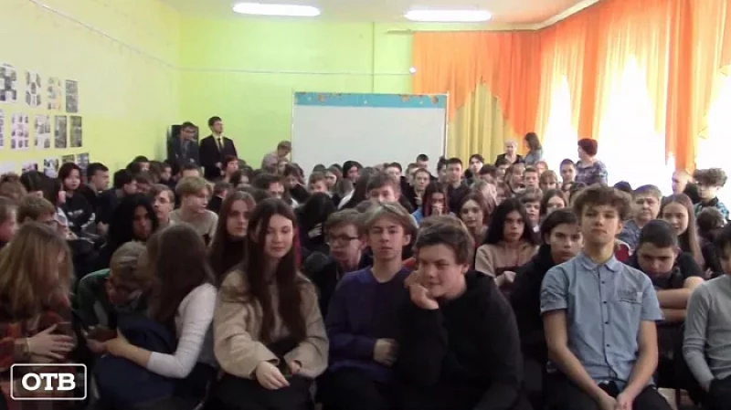 В школу Нижнего Тагила, где ученица пнула в лицо сверстницу, вновь нагрянула полиция