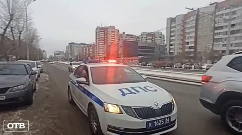 Госавтоинспекторы с помощью громкоговорителя предупреждают горожан об интернет-мошенниках