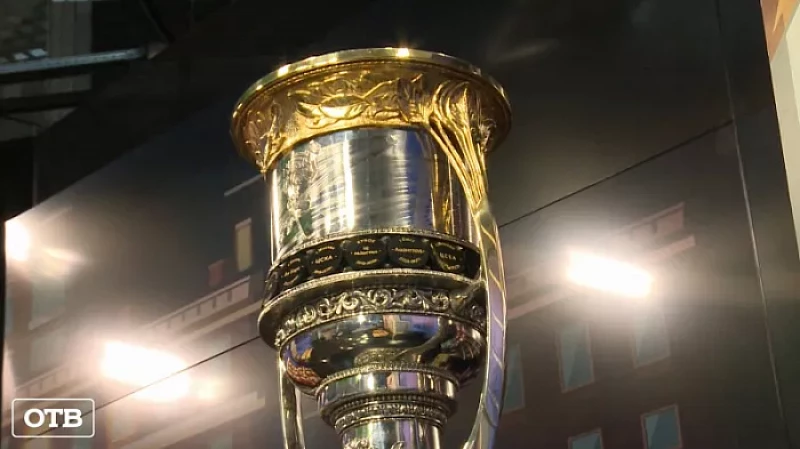 Главный трофей КХЛ: легендарный кубок Гагарина прибыл в Свердловскую область