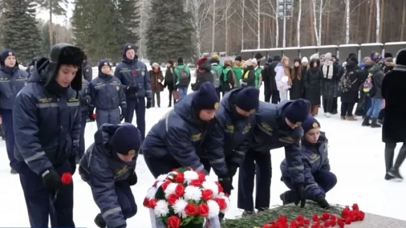 Блокада Ленинграда: сотни людей возложили цветы на Широкореченском мемориале