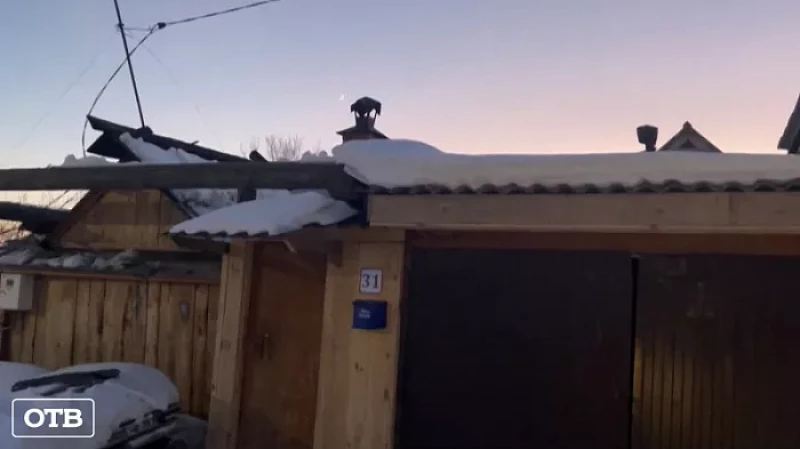 Автоинспекторы помогли семье из Байкалово спастись от пожара