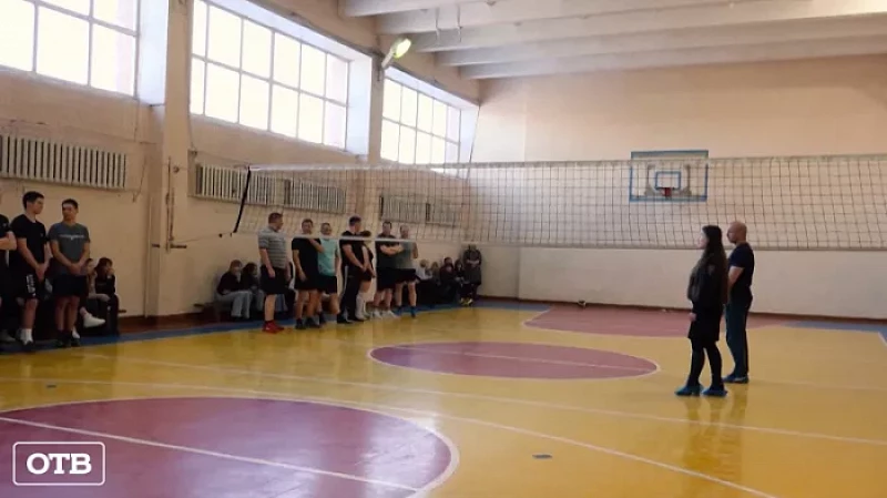 «Студенческий десант» и свердловские полицейские сразились в волейбольном матче