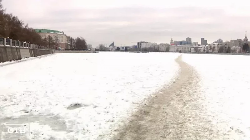 Спасатели проверили толщину льда на городском пруду Екатеринбурга