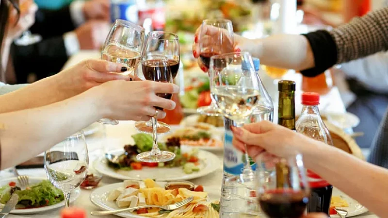 Последствия от злоупотребления алкоголя после праздников: как привести себя в норму