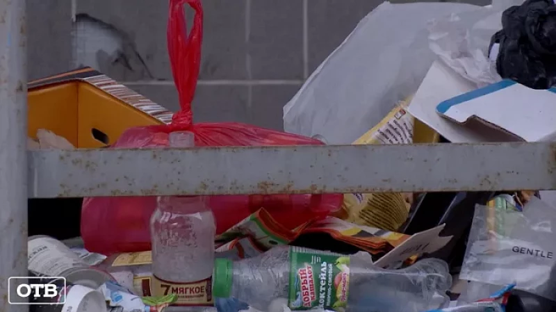 На территории ТЦ в Екатеринбурге растёт стихийная свалка мусора