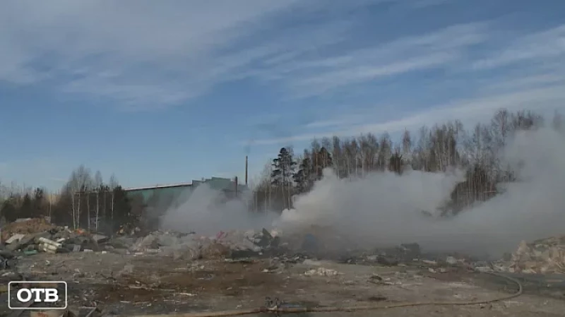 Пожар на свалке: в районе «Сима-ленда» вспыхнул строительный мусор