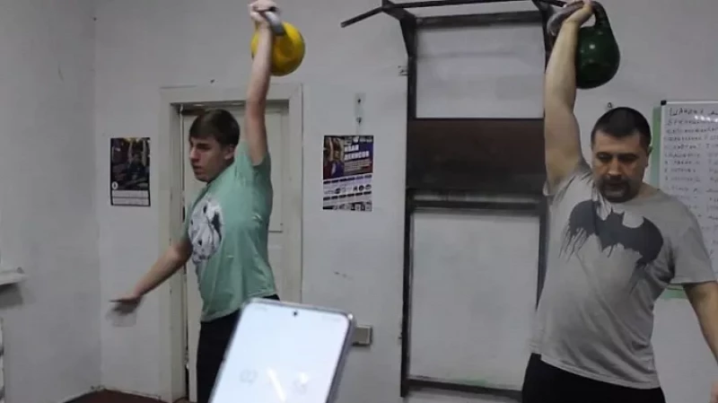 В рамках акции «Студенческий десант» прошли соревнования по гиревому спорту