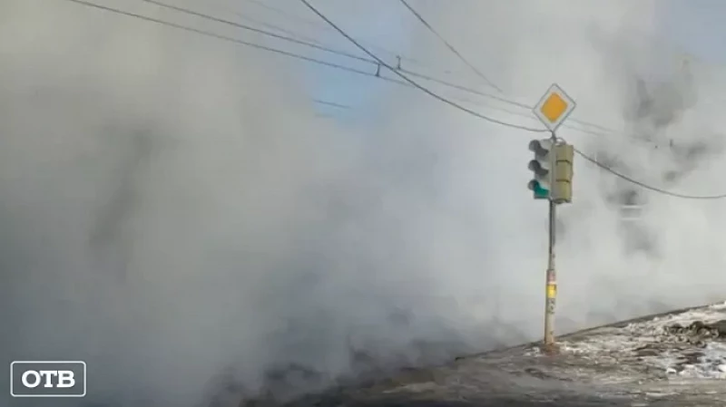 Несколько улиц Пионерского микрорайона Екатеринбурга затопило кипятком