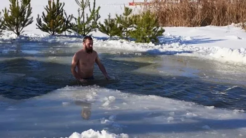 Кому категорически нельзя окунаться в прорубь на Крещение: рекомендации медиков