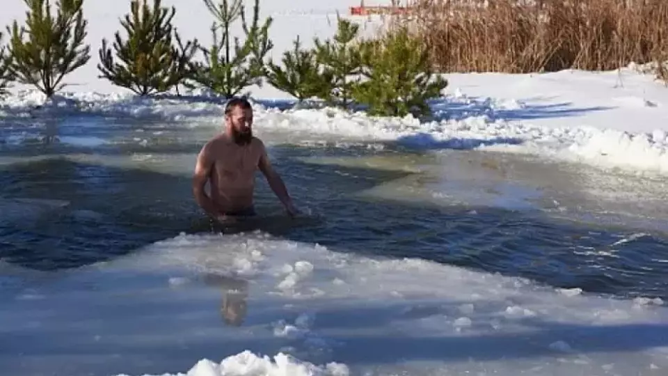 Кому категорически нельзя окунаться в прорубь на Крещение: рекомендации медиков