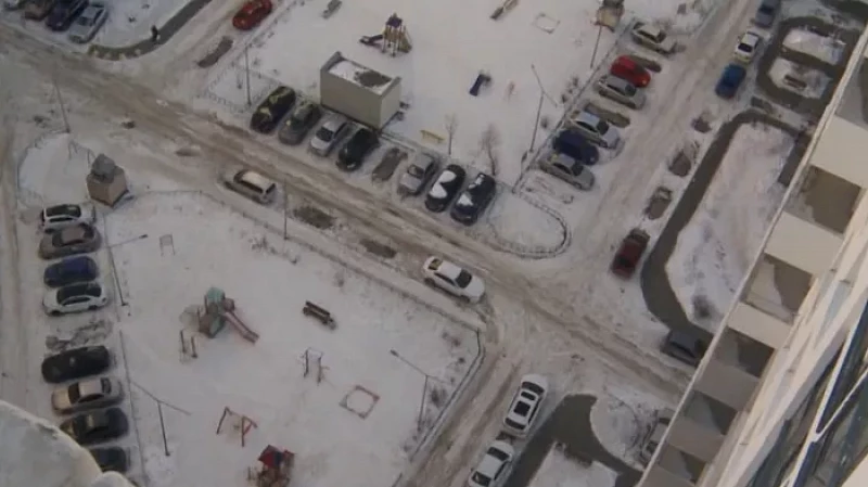 Трагедия в Академическом: с 22-го этажа жилого дома выпала четвероклассница