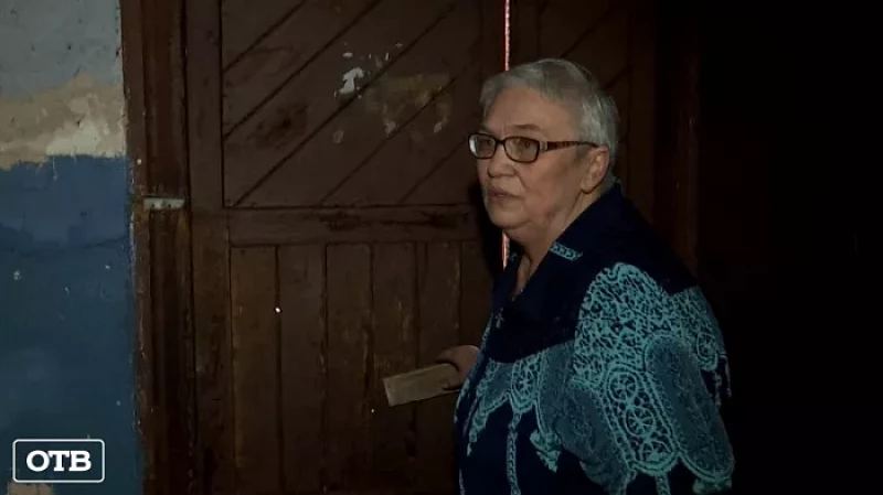 В Таватуе два пенсионера выживают в пустом аварийном бараке