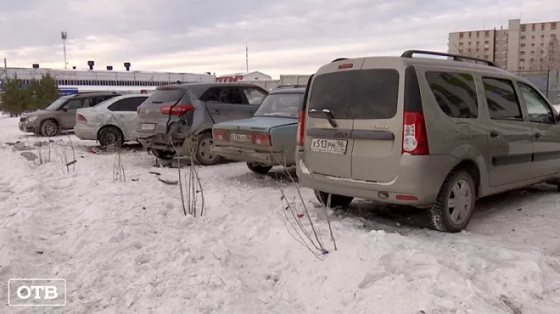 В Екатеринбурге мужчина на иномарке протаранил пять машин на парковке