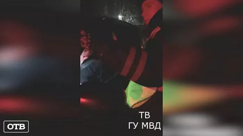 Не дали замёрзнуть: полицейские из сломавшегося в 30-градусный мороз автобуса спасли 44 человека