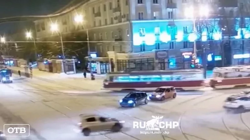 В Екатеринбурге трамвай сошёл с рельсов и зацепил автомобиль