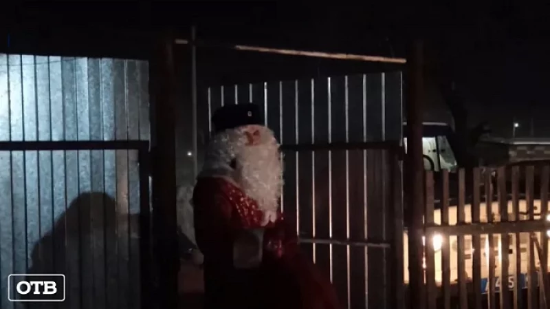 Ребятишек Новой Ляли с Новым годом поздравил полицейский Дед Мороз