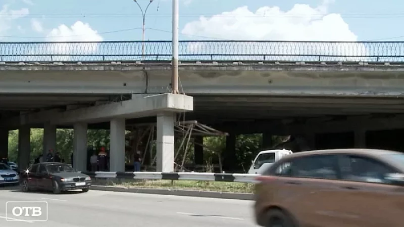Водитель машины, на которую рухнул башенный кран, намерена взыскать компенсацию