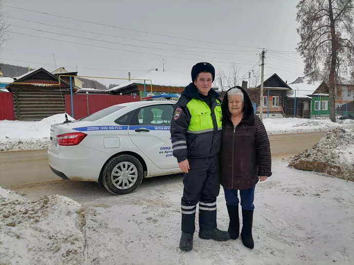 Инспекторы ГИБДД дважды спасли на пожаре людей