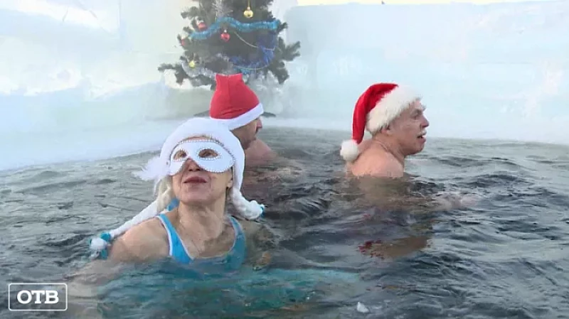Уральские моржи готовятся отмечать Новый год в проруби
