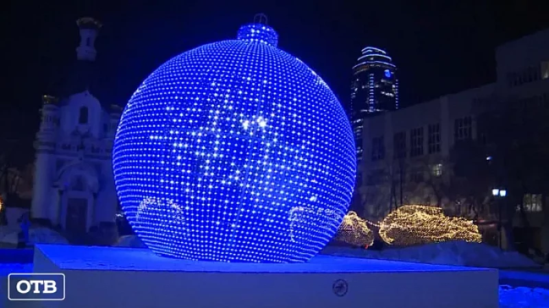 Арки и новогодние шары: с наступлением темноты Екатеринбург преображает праздничная иллюминация