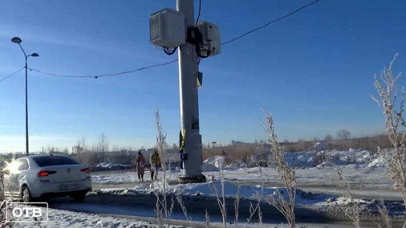 В Екатеринбурге посреди дороги установили 30-метровую вышку сотовой связи