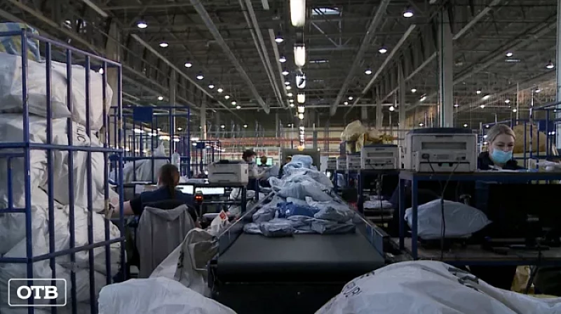 Перед Новым годом количество зарубежных посылок на Кольцовской таможне увеличилось в 2,5 раза