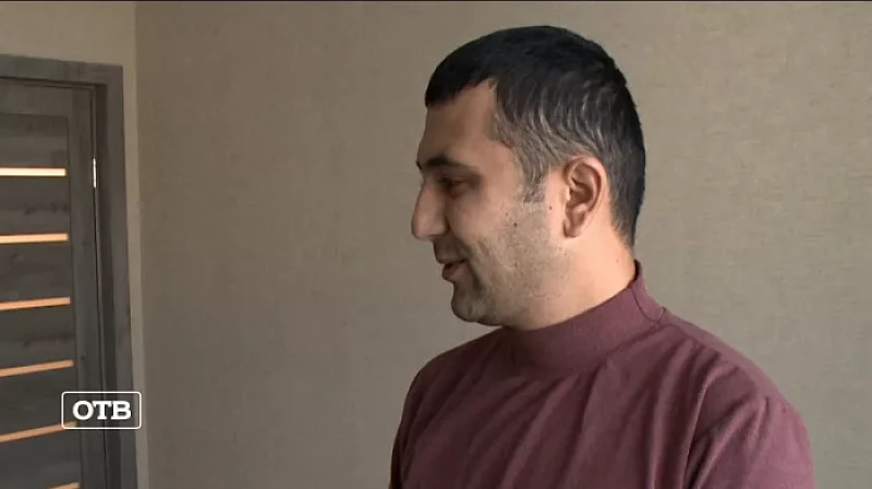 В Берёзовском хирургу городской больницы вручили ключи от квартиры