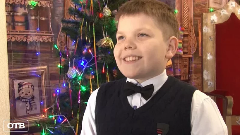 Полицейский Дед Мороз продолжает радовать маленьких свердловчан