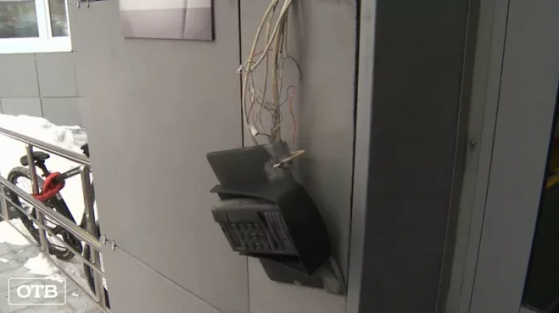 Разбитые стёкла и разрисованные стены: в Екатеринбурге жилой дом пострадал от рук вандалов