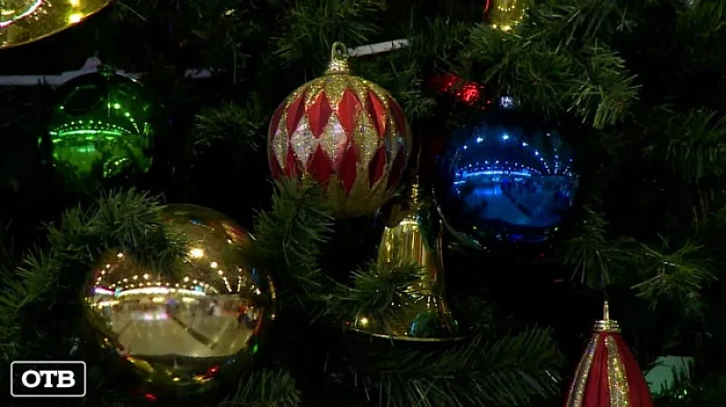В Екатеринбурге зажглись огни на самой масштабной ёлке Среднего Урала