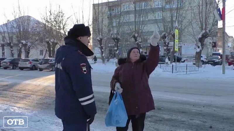В Тавде сотрудники ГИБДД переводили бабушек через дорогу и объясняли, зачем нужны светофоры