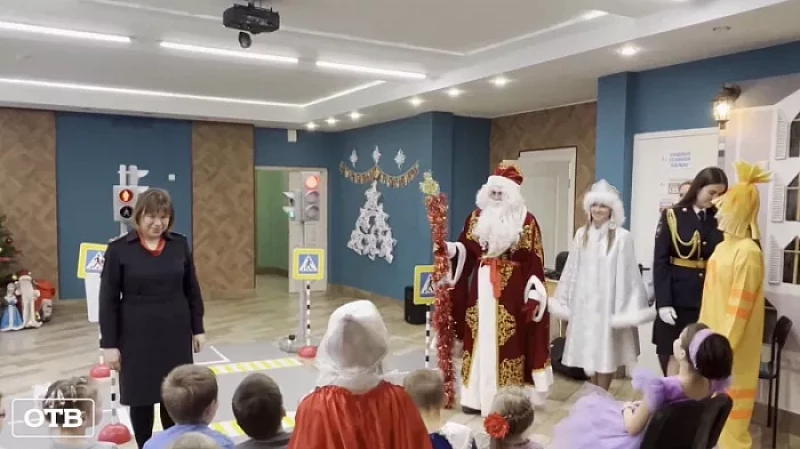 Екатеринбургские полицейские сменили форму на костюмы сказочных героев