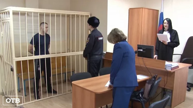 Мужчине, который ограбил женщину у банкомата в Екатеринбурге, вынесли приговор