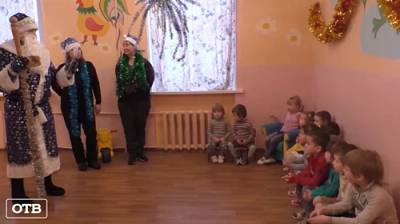 В Серове полицейский Дед Мороз поздравил детей и проверил условия их проживания