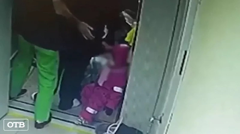 Директора детского сада из Екатеринбурга, где воспитатель ударила девочку, уволили