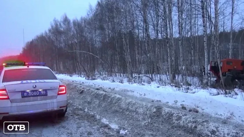 На трассе Пермь – Екатеринбург большегруз вылетел с проезжей части и врезался в дерево